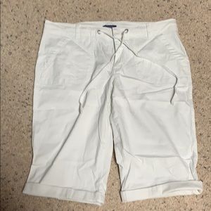 White Bandolino Bermuda Length shorts